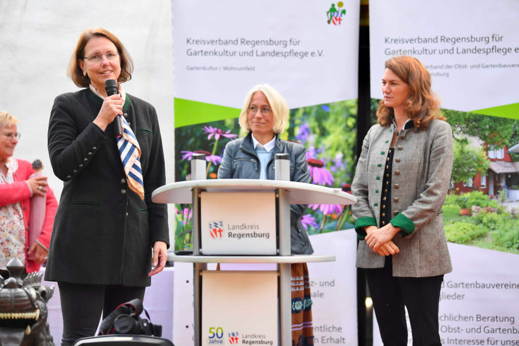 Irene Dullinger, Vorstandsvorsitzende der Sparkasse Regensburg bei der Preisübergabe für schöne Gärten im Landkreis Regensburg. Mit im Bild GS Stephanie Fleiner und Landrätin Tanja Schweiger