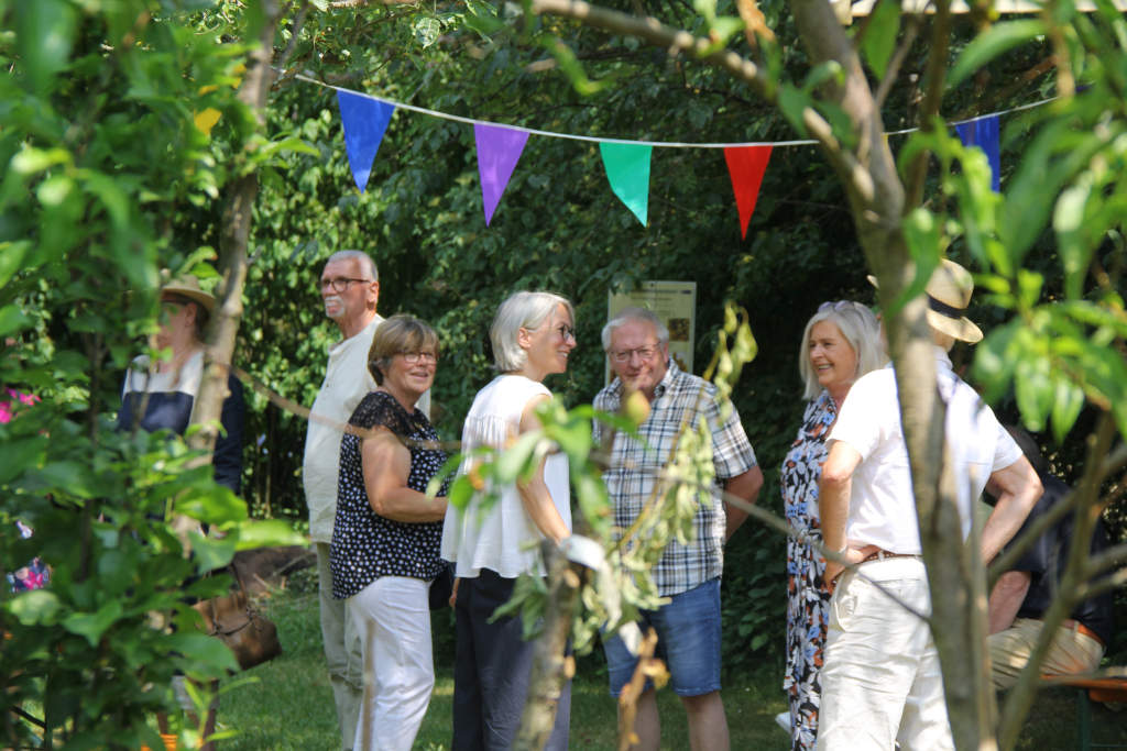 Im Schatten der Bäume genießen die Besucher die hochsommerlichen Temperaturen im Kreislehrgarten. Foto: Wolfgang Böhm