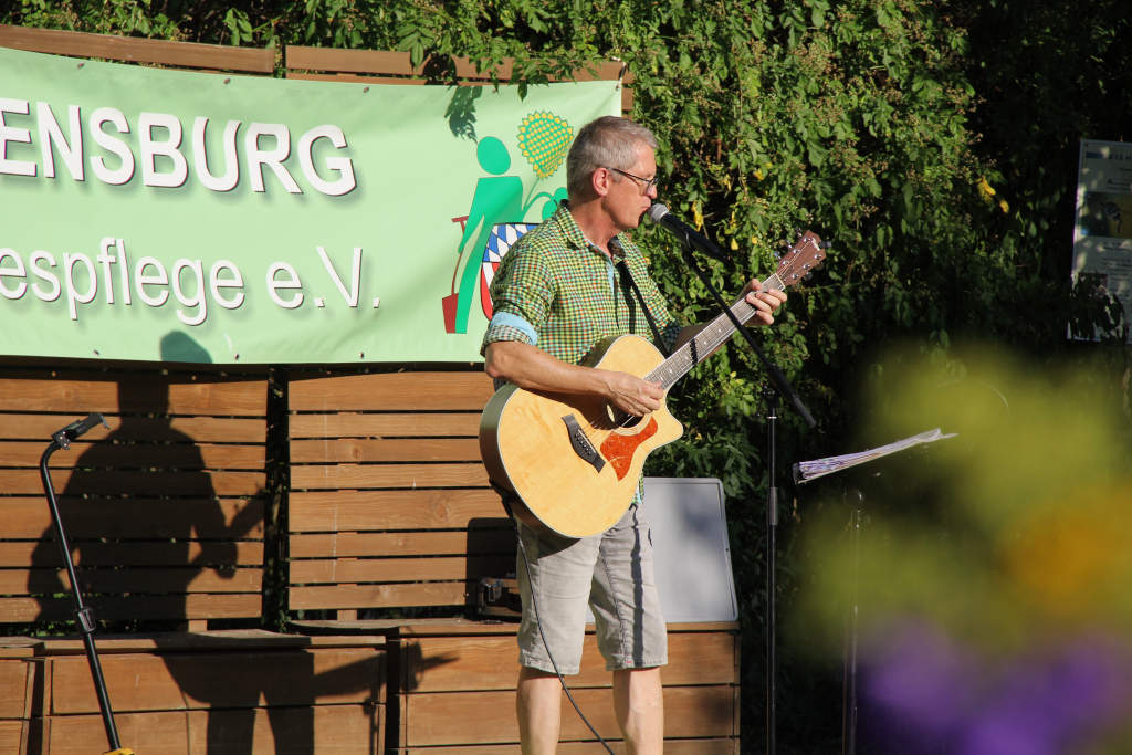 Michael Mathis verzaubert den Kreislehrgarten in eine Kabarettbühne