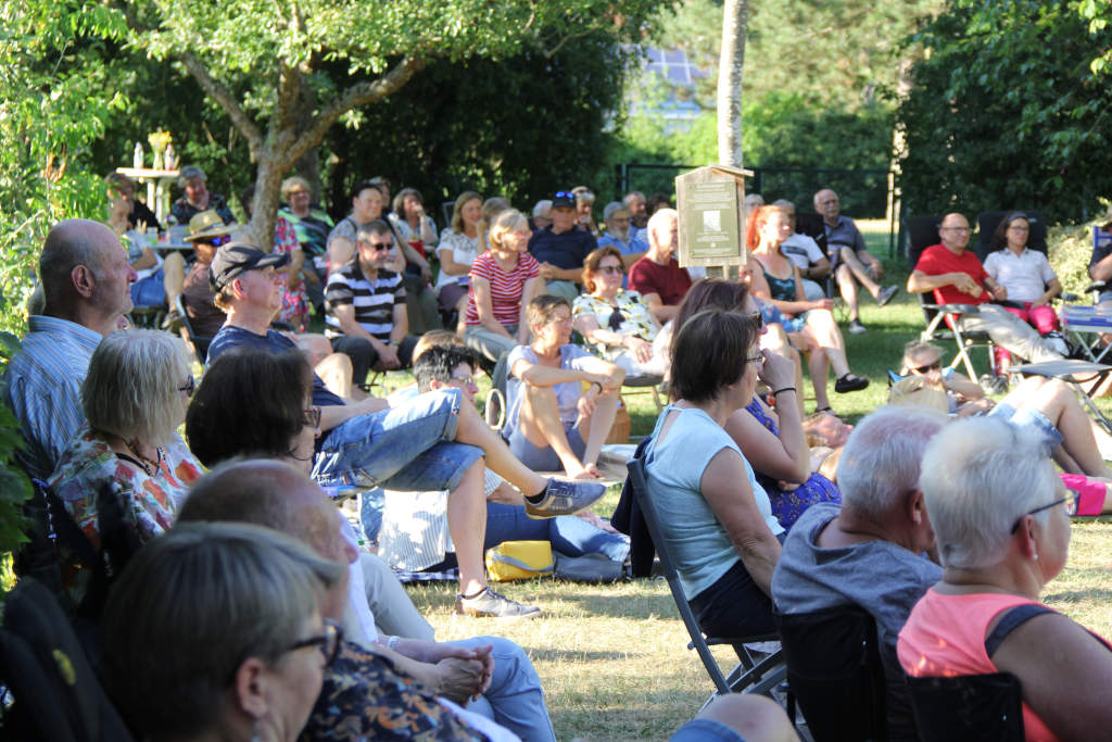 Die Zuschauer genossen die sommerliche Atmosphäre im Kreislehrgarten bei guter Unterhaltung.