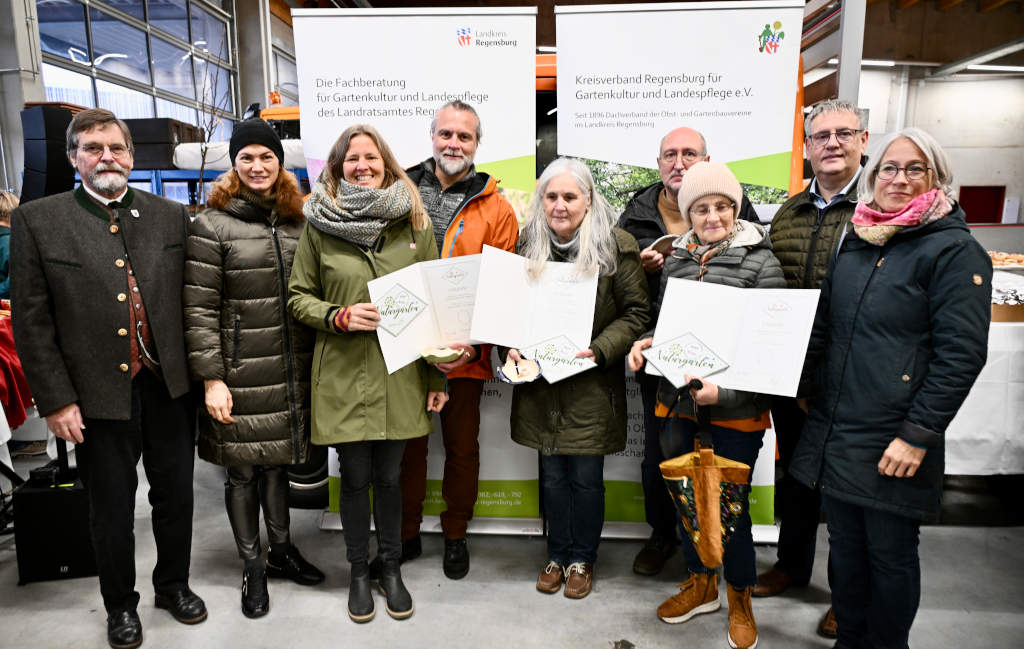 Gartenbesitzer die mit der Plakette „Bayern blüht – Naturgarten“. für ihre ökologische Gartenbewirtschaftung ausgezeichnet wurden