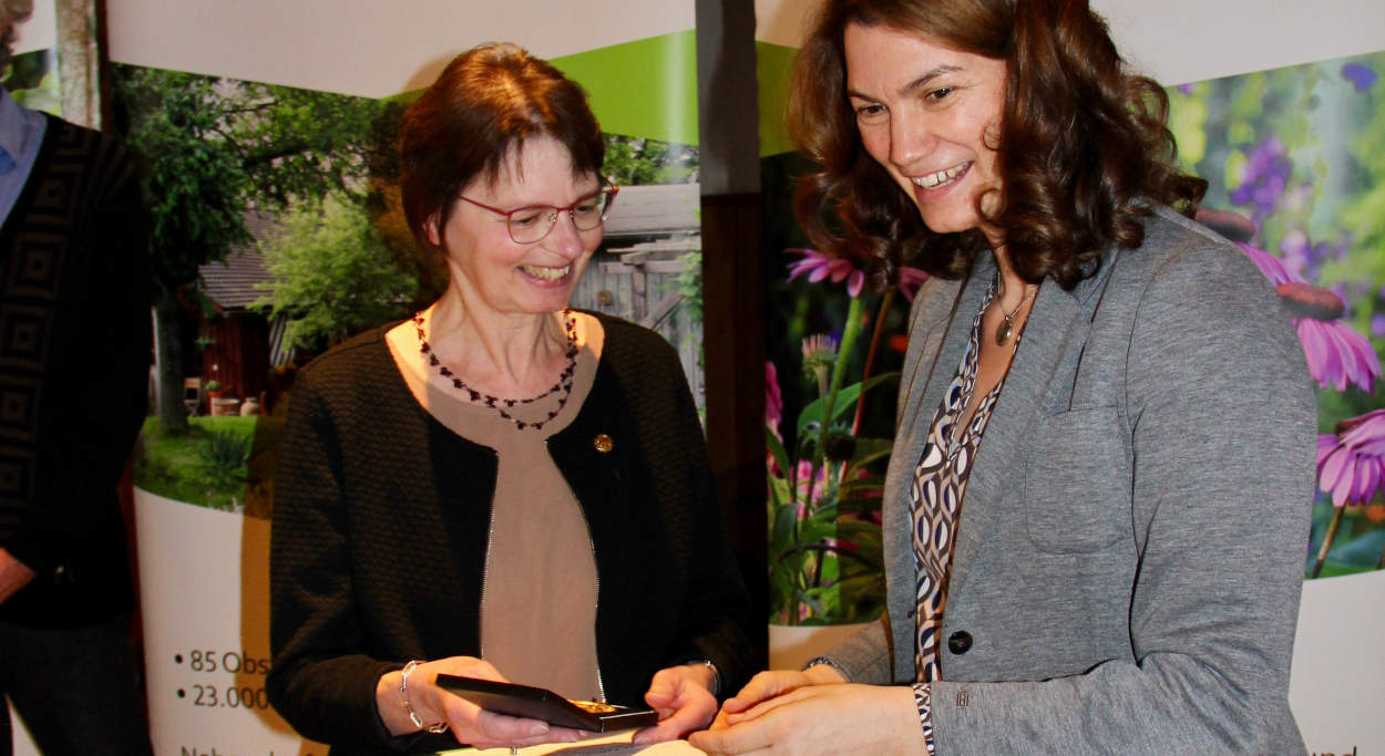 Kreisverbandsvorsitzende Landrätin  Tanja Schweiger überreicht Elfriede Taffner vom OGV Adlmannstein die goldene Verdienstmedaille des OGV Kreisverbandes
