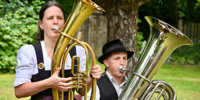 die Regensburger Wirtshausmusikanten spielen fröhliche weißblaue Blasmusik