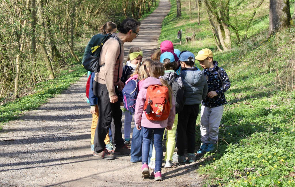 Hartmut Schmid, Gebietsbetreuer des Landschaftspflegeverbandes entdeckt mit den Kindern die Natur am Wegesrand