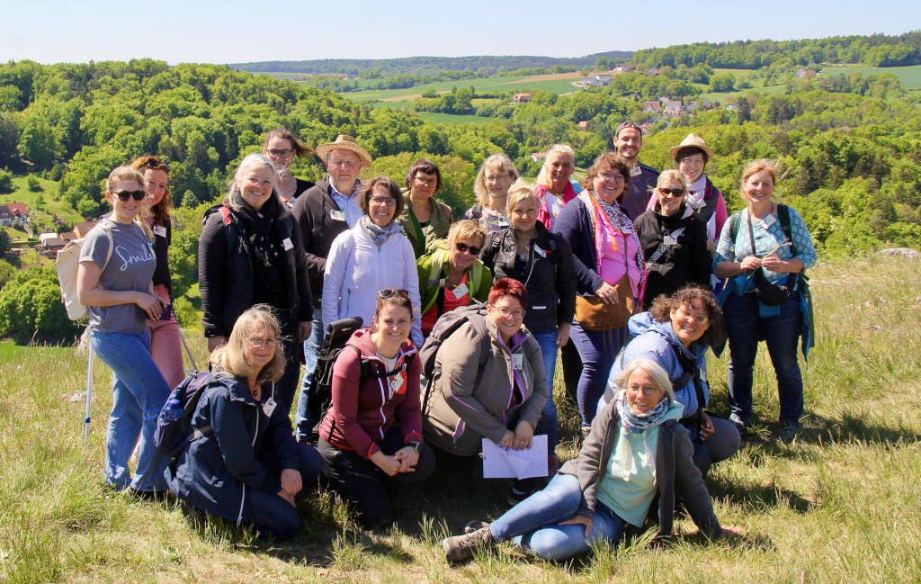 Teilnehmende an der Kräuterwanderung am Alpinen Steig