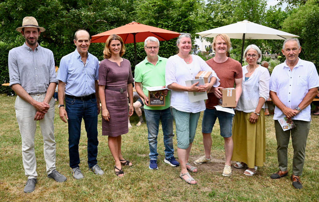 Versierte Multiplikatoren in den Obst- und Gartenbauvereinen, Absolventen der Gartenpflege-Fortbildung auf Kreisebene. Von links: Lukas Klement, Kreisfachberater und zuständig für die Gartenpflege-Fortbildung; Regenstaufs 2. Bürgermeister Bruno Schleinkof