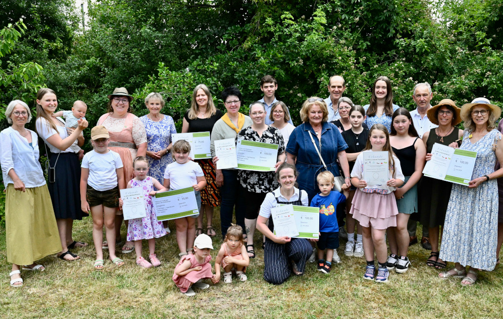 OGV-Kindergruppen, die dieses Jahr ein Jubiläum feiern können, mit v. l Stephanie Fleiner, Geschäftsführerin OGV Kreisverband; Bruno Schleinkofer, 2. Bürgermeister Regenstauf; Ludwig Artinger, Bürgermeister und Stadtverbandsvorsitzender der OGV. Rechts im