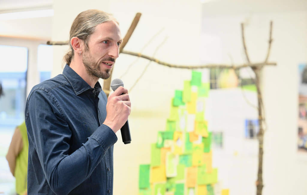 Lukas Klement, Kreisfachberater motiviert die Besucher weiter alte Birnbäume zu suchen.