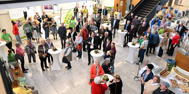 viele Besucher bei der Vernissage zur Ausstellung `Birnenschönheiten´
