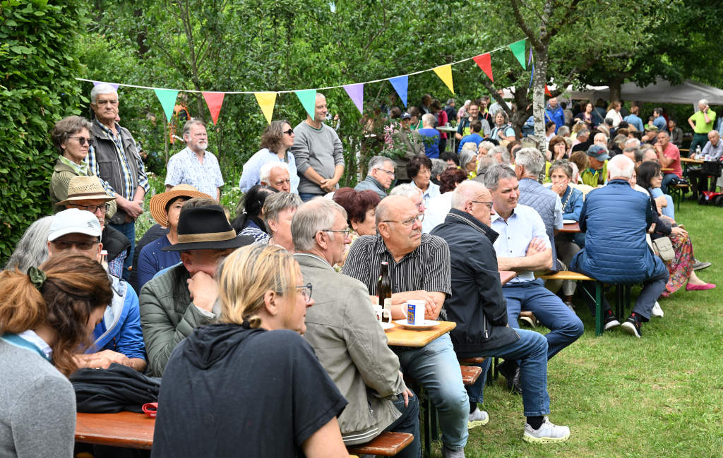 In entspannter Atmosphäre genießen viele Besucher den Albert-Plagemann-Kreislehrgarten