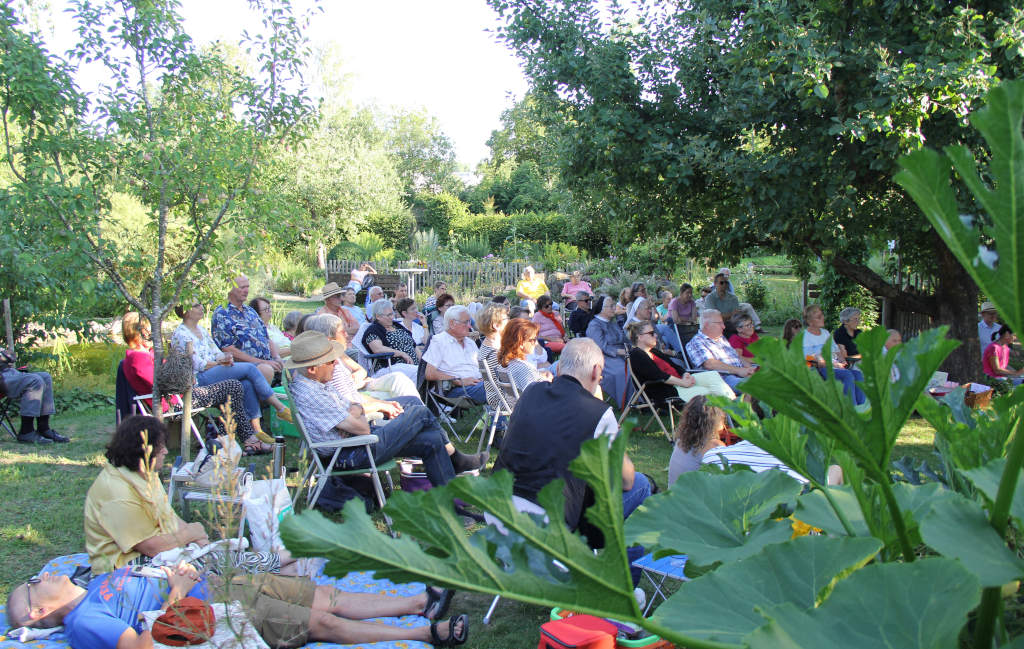 Der Kreislehrgarten bietet die perfekte Kulisse für den vielklang der Natur mit Ursula und Frank Wendeberg, Foto: Stephanie Fleiner