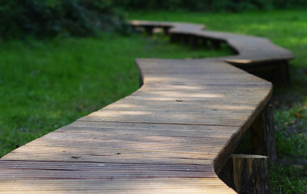 Wegebau, erhöhter Steg mit Holz