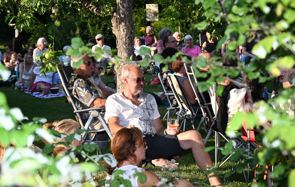 der Kreislehrgarten wird zur Kulturbühne bei Picknick in entspannter Atmosphäre