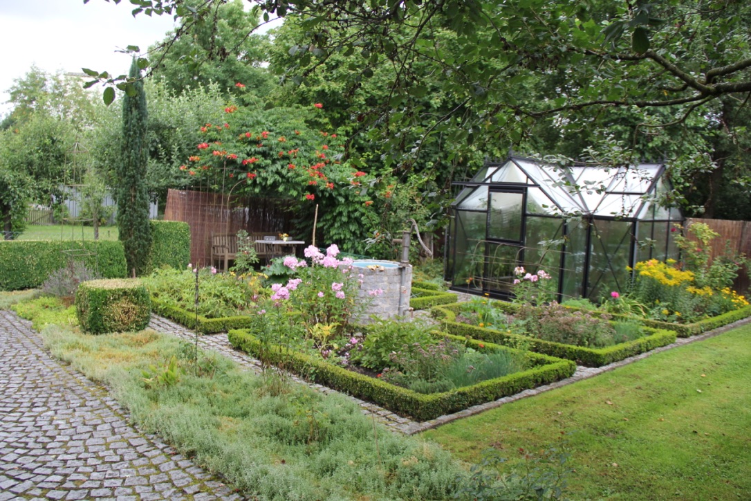 Garten mit Gewächshaus