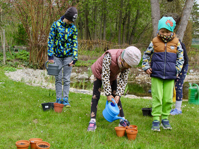 Kinder helfen im Kreislehrgarten