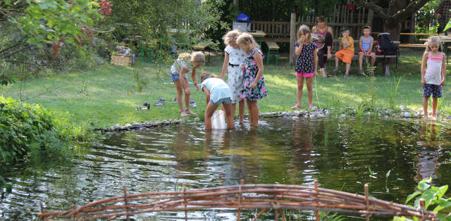 Kinder spielen am Gartenteich und erleben die Natur mit allen Sinnen (SF)