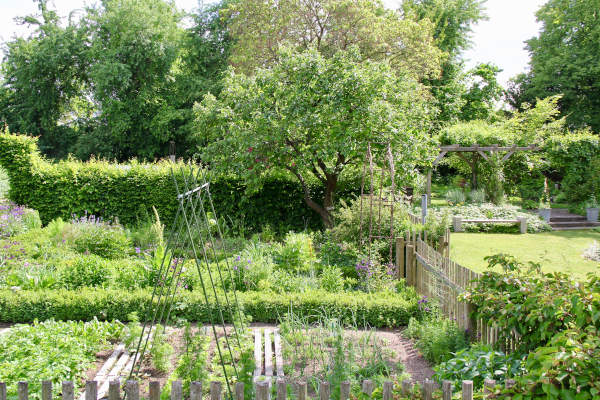 Das Herz des Albert-Plagemann-Kreislehrgarten, der Bauerngarten mit Stauden-, Gemüse- und Kräuterbeeten.