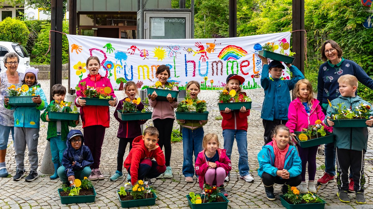 Kindergruppe Brummelhummeln (Juni 2024): Kistengärtchen bepflanzen und Hummeln basteln – Foto 1 von 1