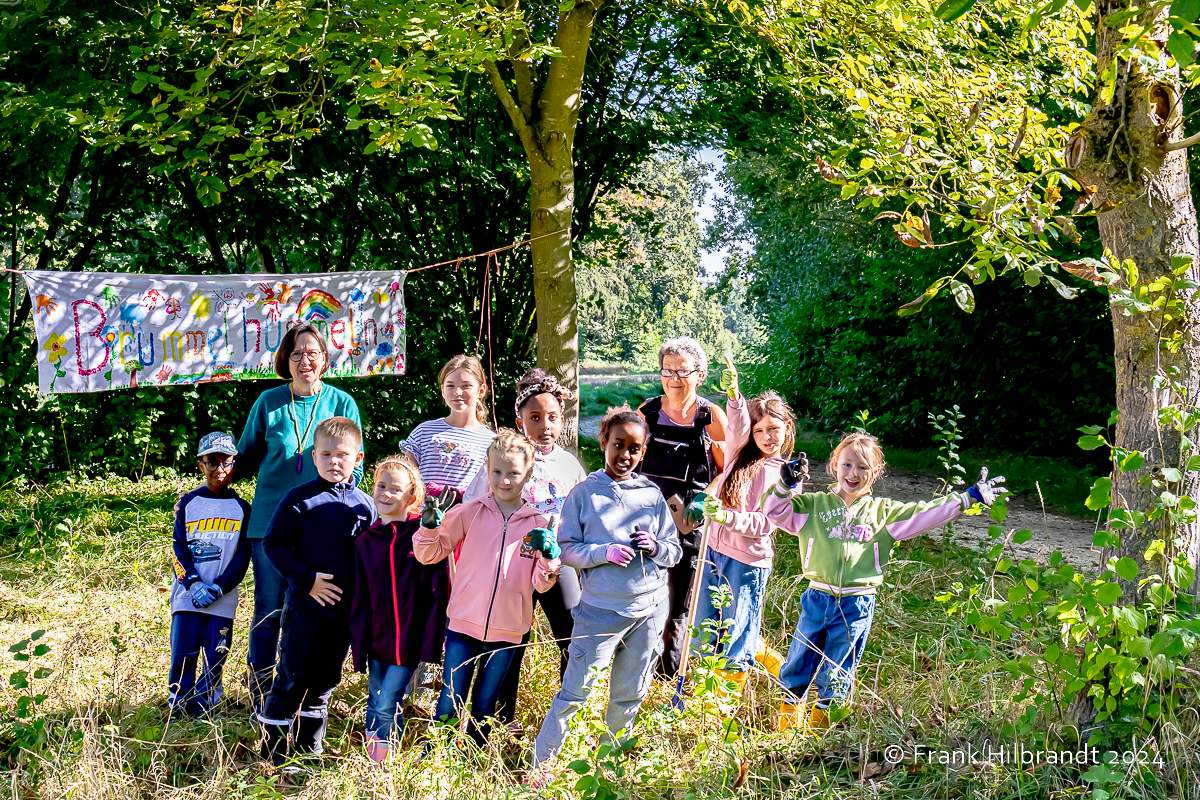 Kindergruppe Brummelhummeln (September 2024): Eidechsenhügel anlegen und Äpfel ernten – Foto 1 von 20