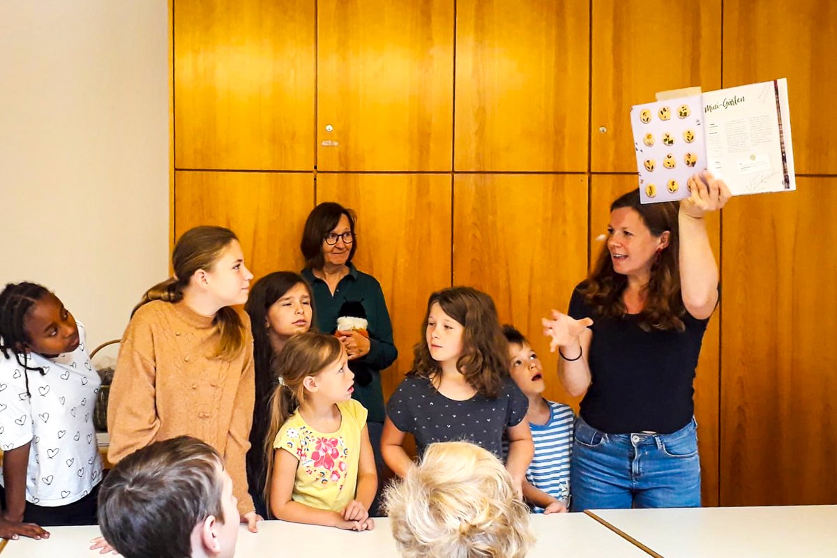 Kindergruppe Brummelhummeln (Juli 2025): Lavendelsäckchen, Focaccia und Barfußpfad – Foto 1 von 21
