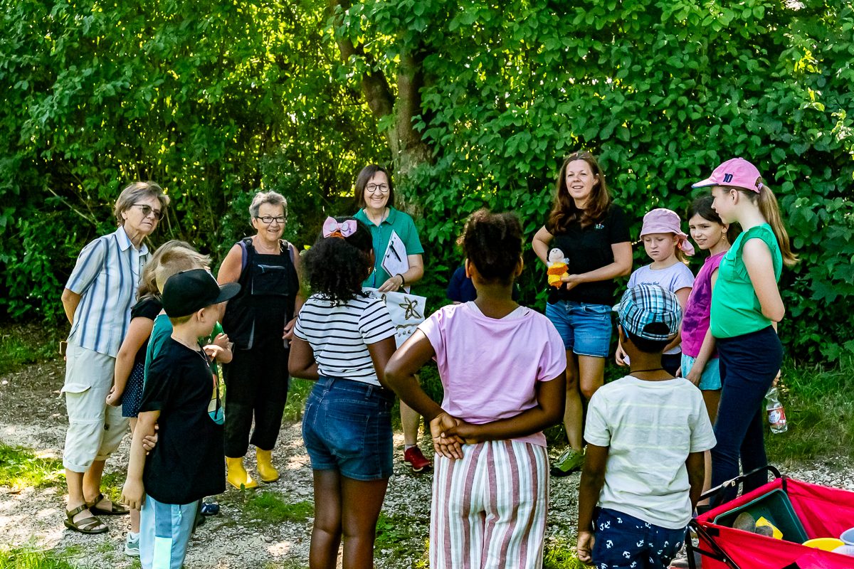 Kindergruppe Brummelhummeln (Juni 2025): Mit Erdfarben malen und Ohrwurmtöpfchen basteln – Foto 1 von 17