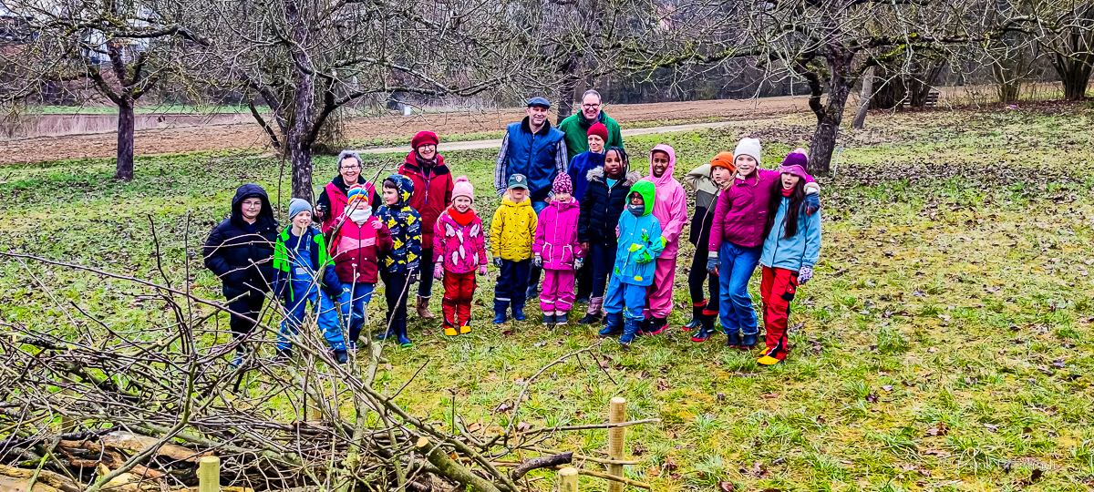 Kindergruppe Brummelhummeln (März 2025): Benjeshecke aus Ästen bauen – Foto 1 von 8