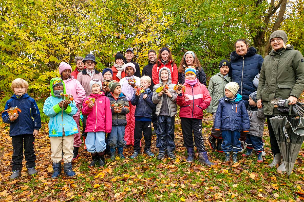 Kindergruppe Brummelhummeln (Oktober 2025): Beerensträucher pflanzen und Apfelsaft genießen – Foto 1 von 9
