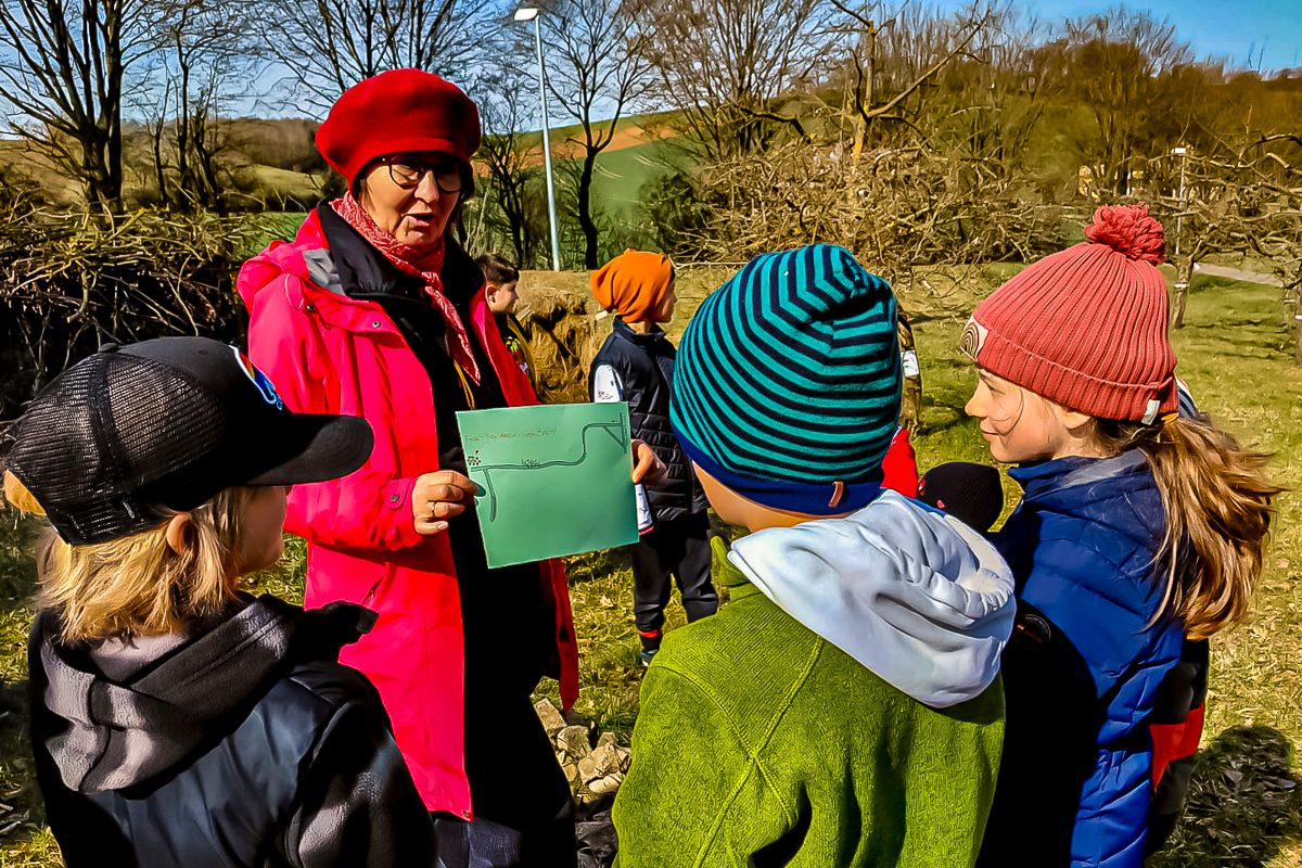 Kindergruppe Brummelhummeln (März 2026): Osterhasen-Schatzsuche und Frühjahrsputz – Foto 1 von 23