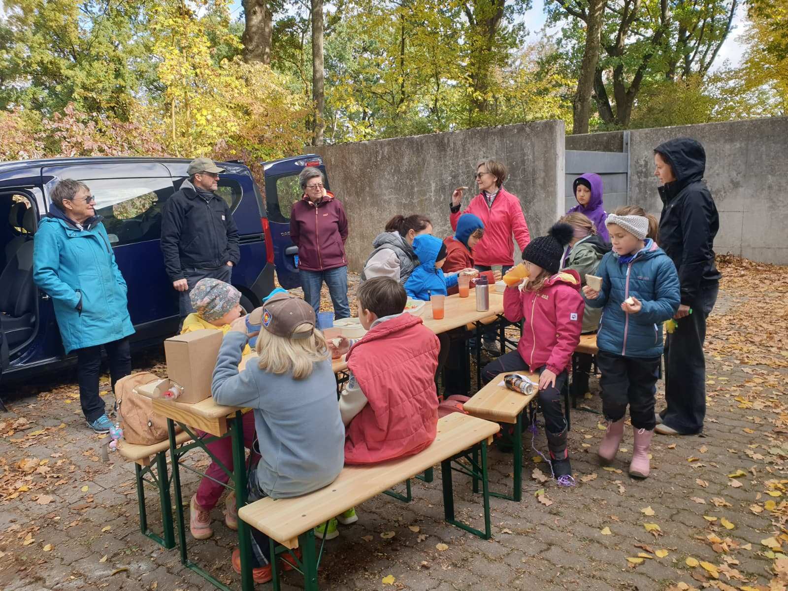 Kindergruppe Brummelhummeln (Oktober 2026): Dekostränge für unsere Obstbäume – Foto 03 von 24